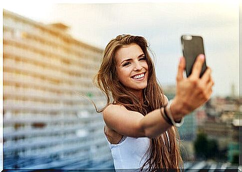 girl-taking-a-selfie