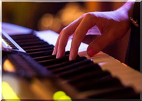 hand playing piano