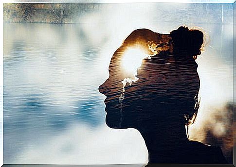 Profile of a woman in front of a lake